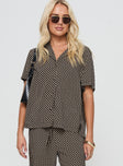 Geo print shirt Relaxed fit, classic shirt collar, button fastening, split hem at sides Non-stretch material, unlined 