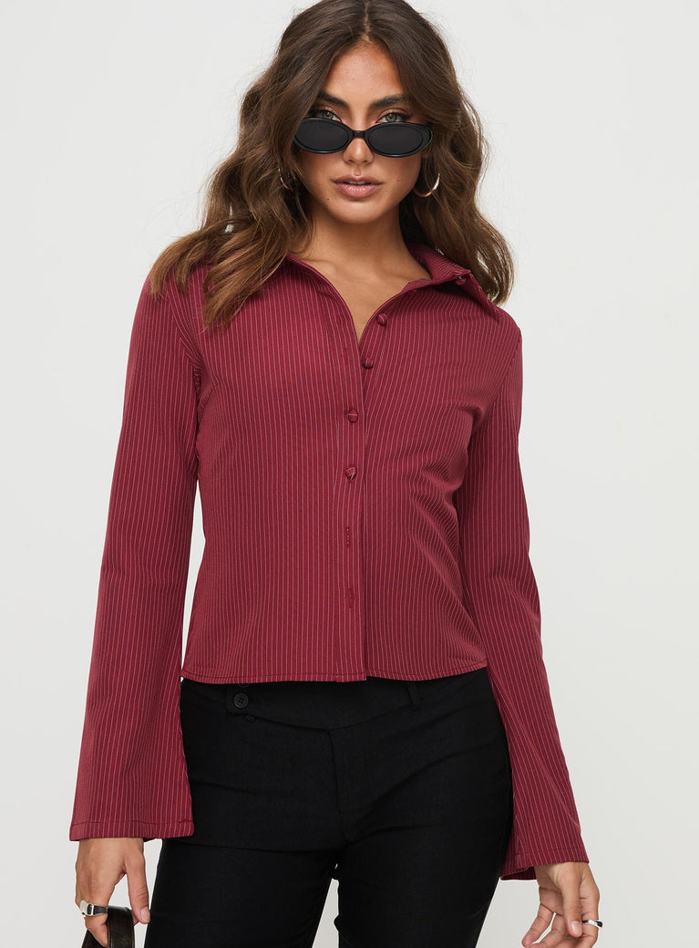 Long sleeve pinstripe shirt Slim fitting, classic collar, flared sleeves, button fastening at front Non-stretch material, unlined 