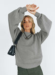 Oversized sweater Thick knit material Rounded neckline Relaxed sleeves Drop shoulder Unlined
