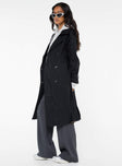 Trench coat Lapel collar, button fastening at front, twin hip pockets, removable waist tie, adjustable buckle cuff, split at back