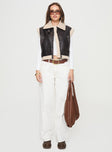 Shearling vest Faux leather, classic collar, exposed zip fastening, belt looped waist, twin pockets with zip closure Non-stretch material, shearling lining