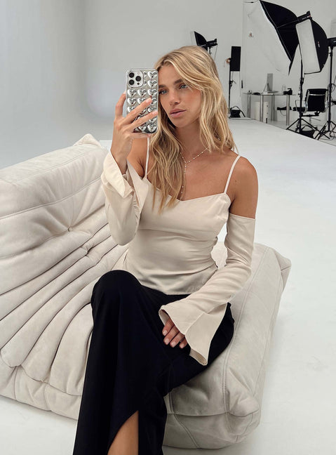 Top Soft brushed material Cold shoulder design Adjustable shoulder straps Fixed sleeves at side Invisible zip fastening at side Split hem