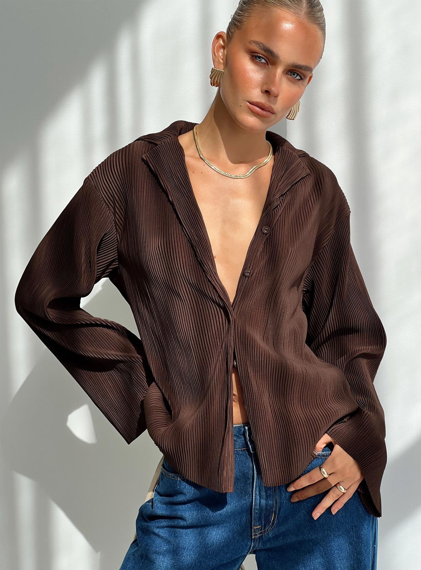 Long sleeve shirt Pleated material, classic collar, raw edge hem, button front fastening 