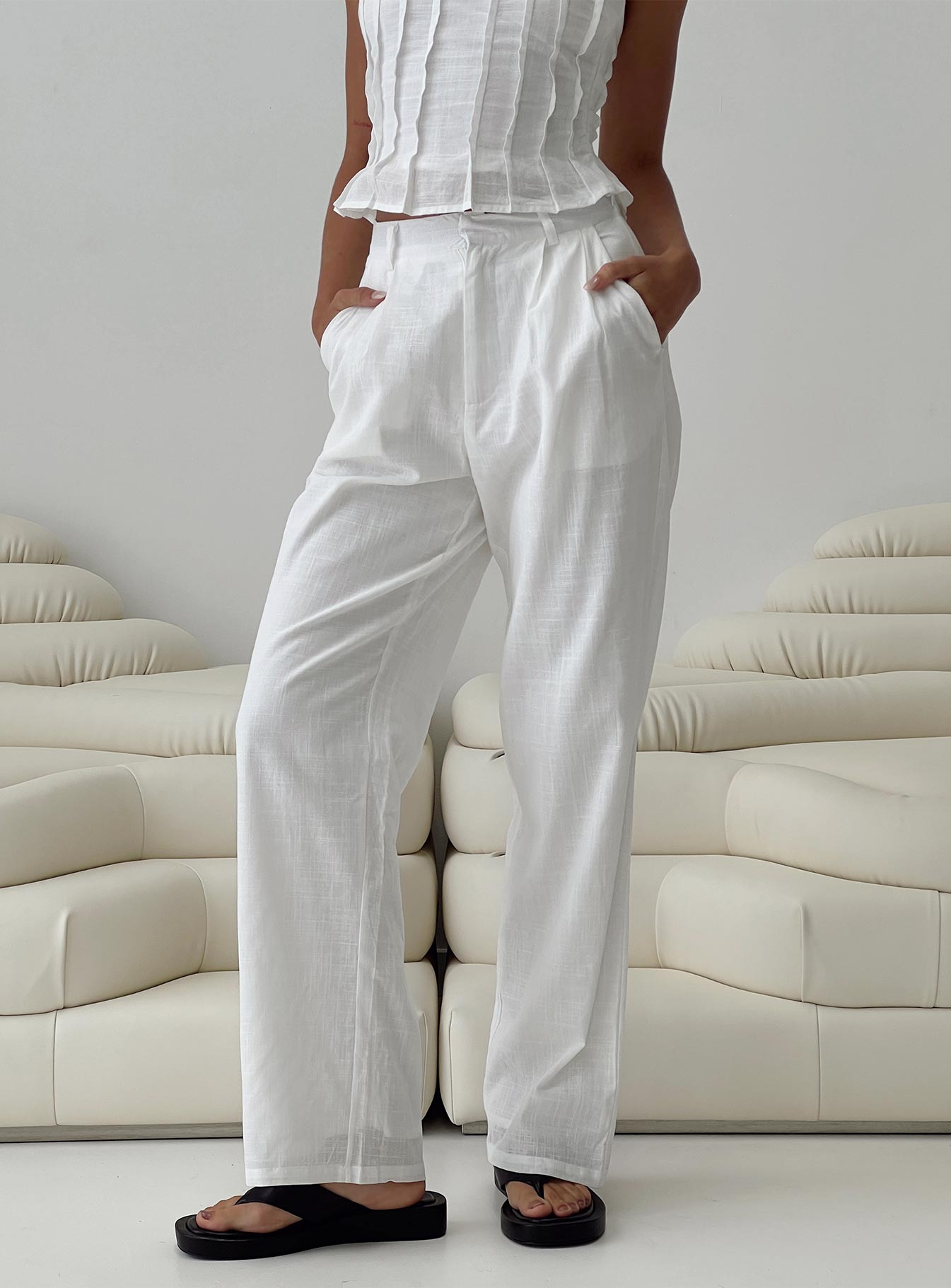 White Pants Relaxed fit, belt looped waist, twin hip pockets, zip & button fastening