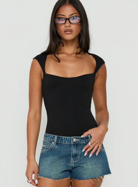 Showcasing the Fabienna Scoop Neck Cap Sleeve Bodysuit in black with short sleeves front view of model wearing Princess Polly