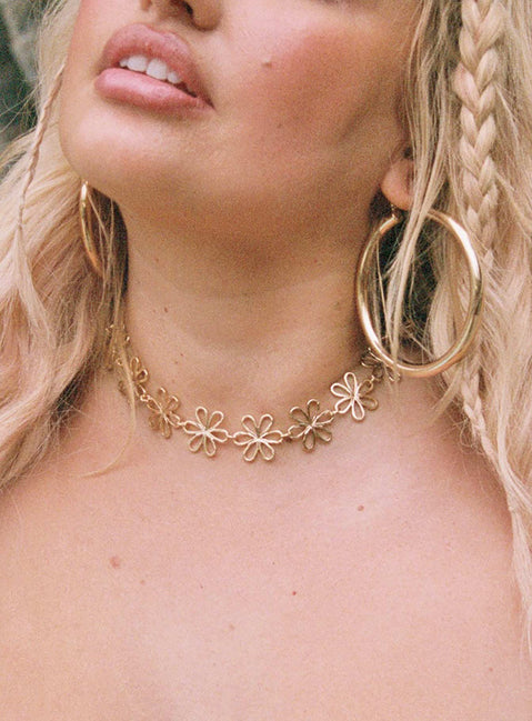 Necklace Choker style Flower detail Gold-toned Lobster clasp fastening