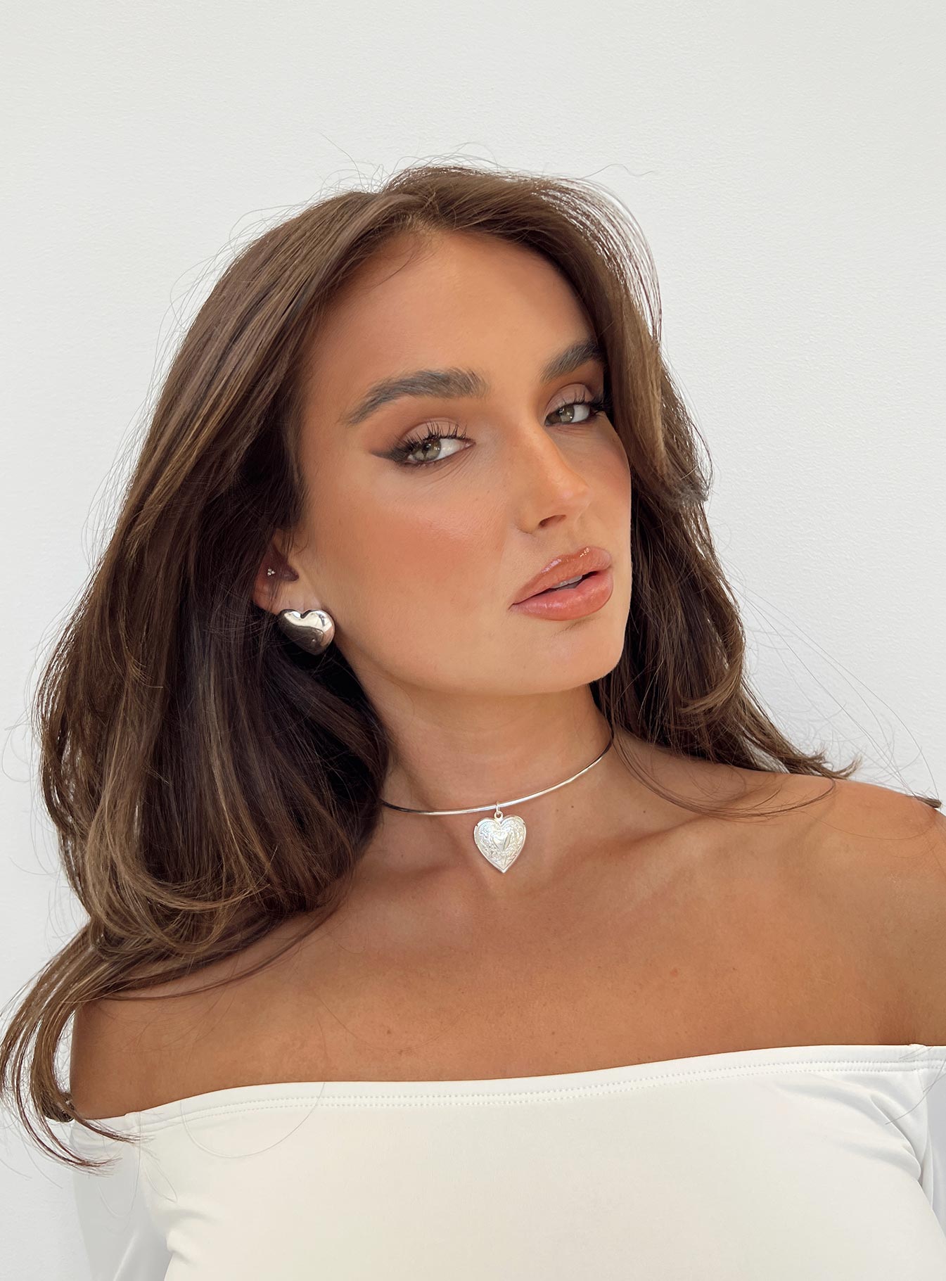 Silver-toned necklace, choker style Locket pendant, lobster clasp fastening