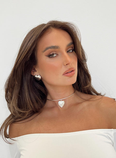 Silver-toned necklace, choker style Locket pendant, lobster clasp fastening