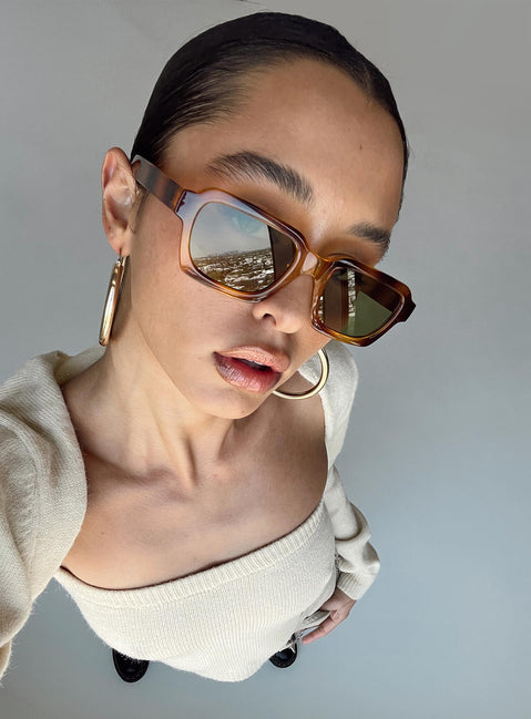 Sunglasses Tort frame  Grey tinted lenses Moulded nose bridge 