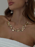 Gold-toned necklace Chunky style, lobster clasp fastening