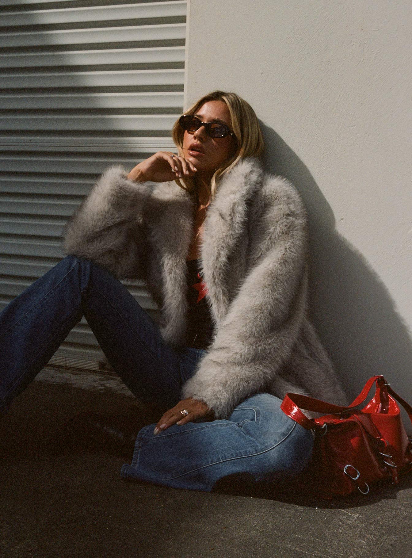 Faux fur coat Oversized fit, lapel collar, two hip pockets  Non-stretch material, fully lined 