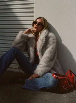 Faux fur coat Oversized fit, lapel collar, two hip pockets  Non-stretch material, fully lined 