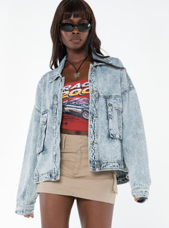 Oversized light wash denim jacket  Classic collar, drop shoulder, button fastening at front, oversized chest pocket, single button cuff