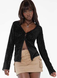 Long sleeve top, v-neckline Button fastening at front, split hem, lace trim