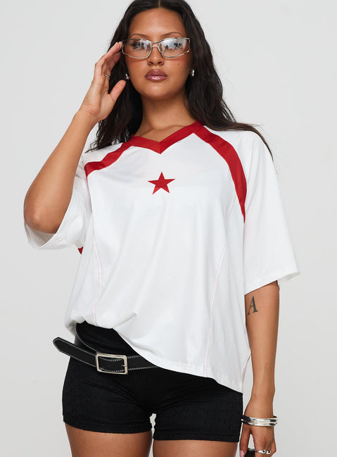 front view of model wearing Princess Polly One Star Top White / Red Half Sleeves V-Neck 