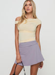 Top Slim fit, one off-the-shoulder design, ruched at sides Good stretch, unlined 