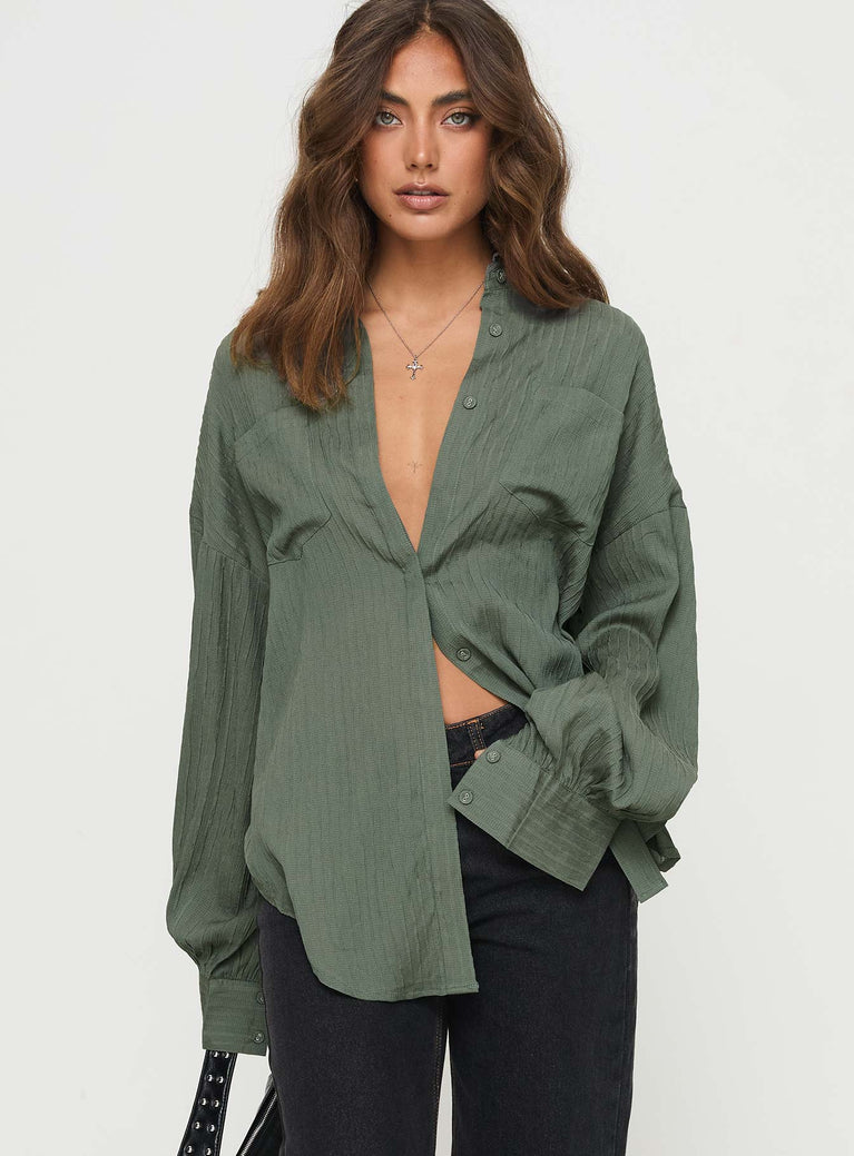Long sleeve shirt  Relaxed fit, classic collar, drop shoulder, twin chest pockets, button-down fastening at front Non-stretch, unlined