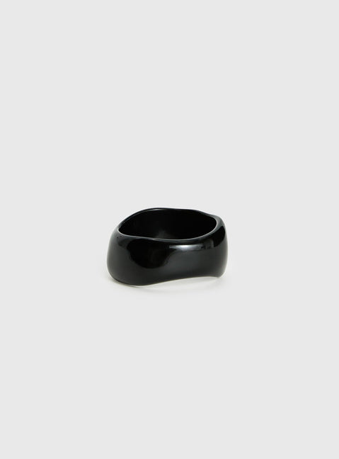 Madlen Resin Cuff Black