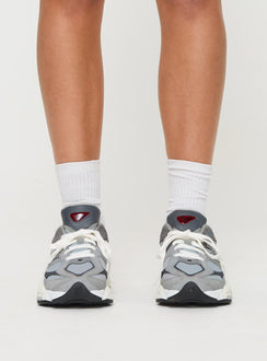 sneakers Chunky design, lace-up fastening, treaded sole, padded footbed