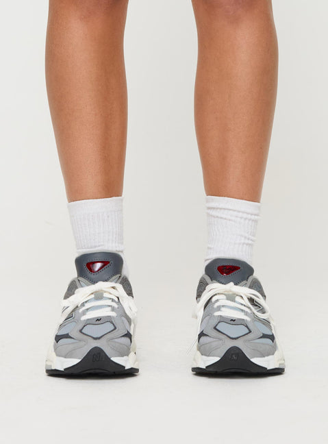 sneakers Chunky design, lace-up fastening, treaded sole, padded footbed