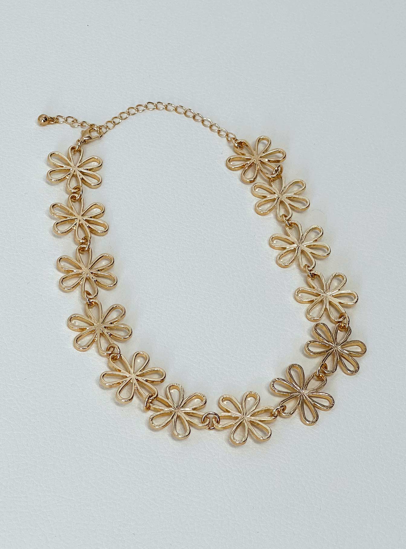 Necklace Choker style Flower detail Gold-toned Lobster clasp fastening