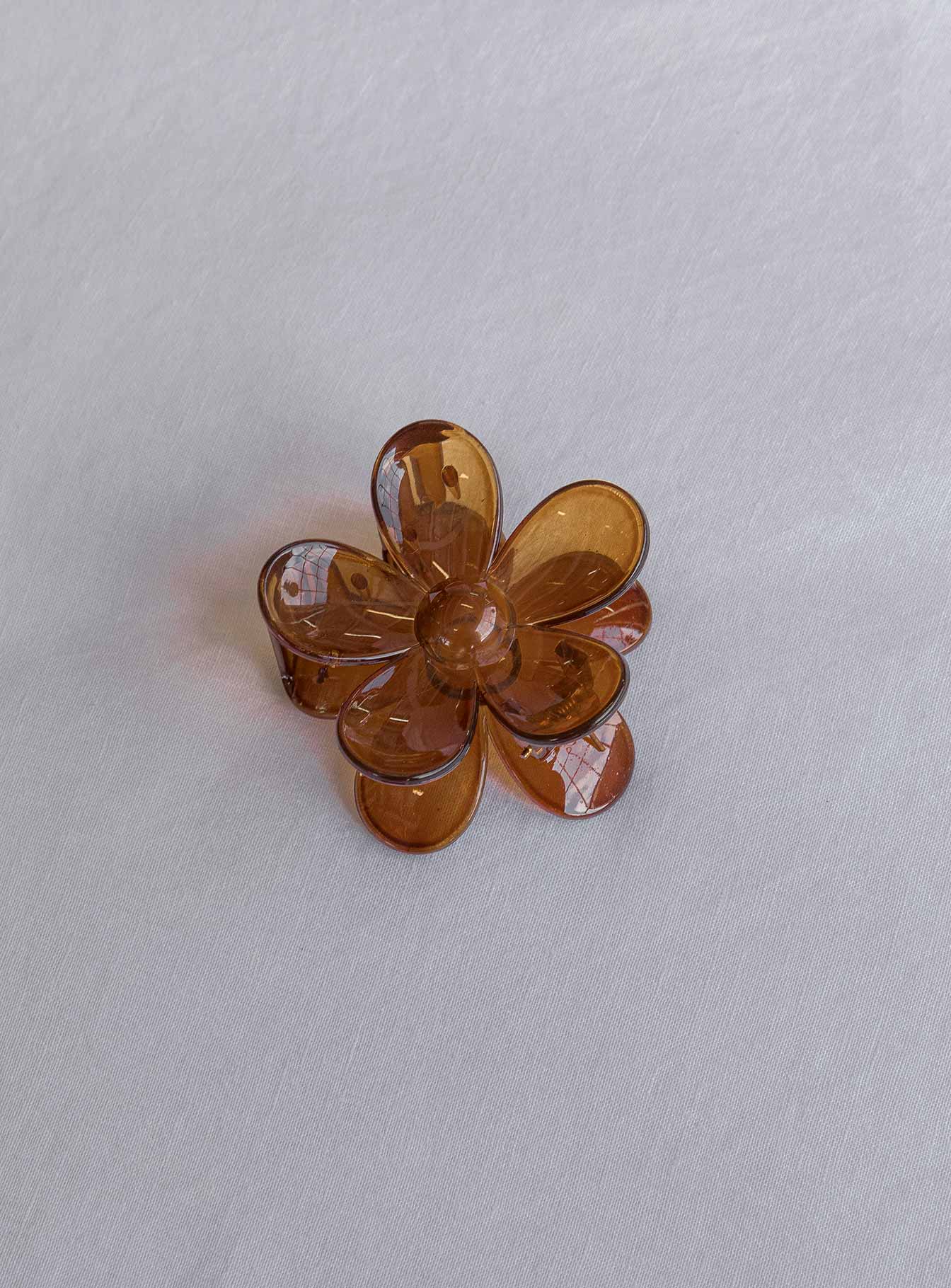 Hair clip  Flower shape  Transparent design  Lightweight  Gloss finish 