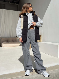 Puffer vest Oversized fit Main: 80% recycled fibers 20% polyester Lining & filler: 100% polyester High neck Zip fastening at front Twin front pockets Elasticated waist