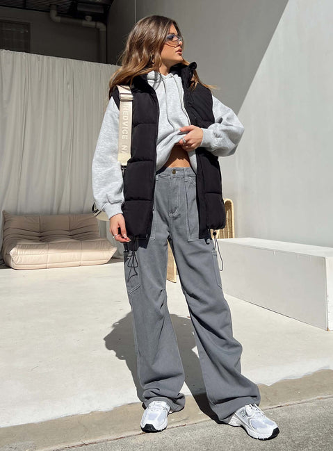 Puffer vest Oversized fit Main: 80% recycled fibers 20% polyester Lining & filler: 100% polyester High neck Zip fastening at front Twin front pockets Elasticated waist