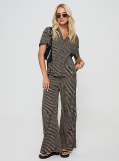 Geo print shirt Relaxed fit, classic shirt collar, button fastening, split hem at sides Non-stretch material, unlined 