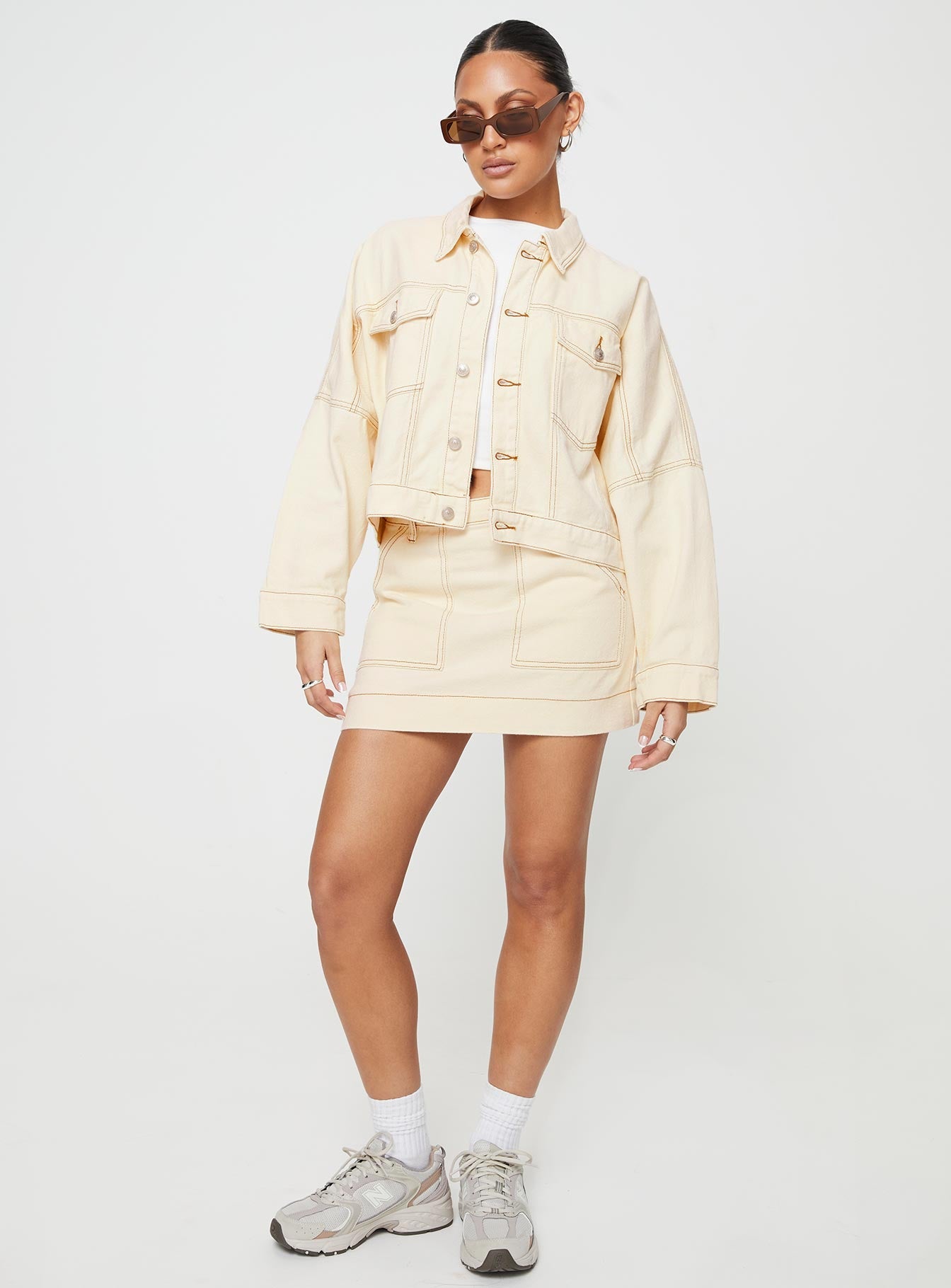 Denim jacket, relaxed fit Dark wash denim, cropped design, pointed collar, button fastening at front, twin chest pockets, drop shoulder