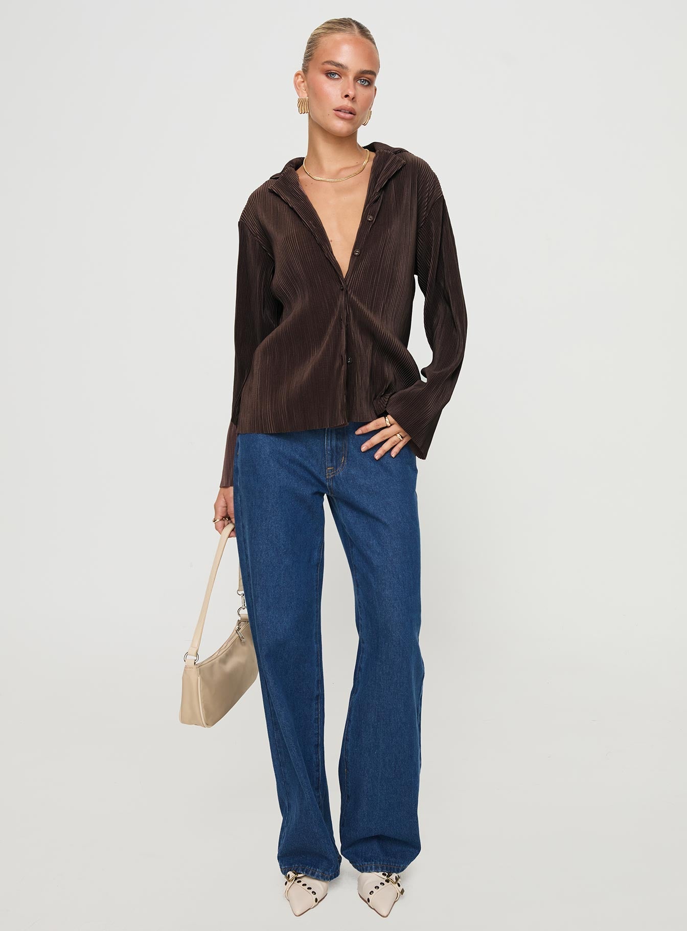 Long sleeve shirt Pleated material, classic collar, raw edge hem, button front fastening 