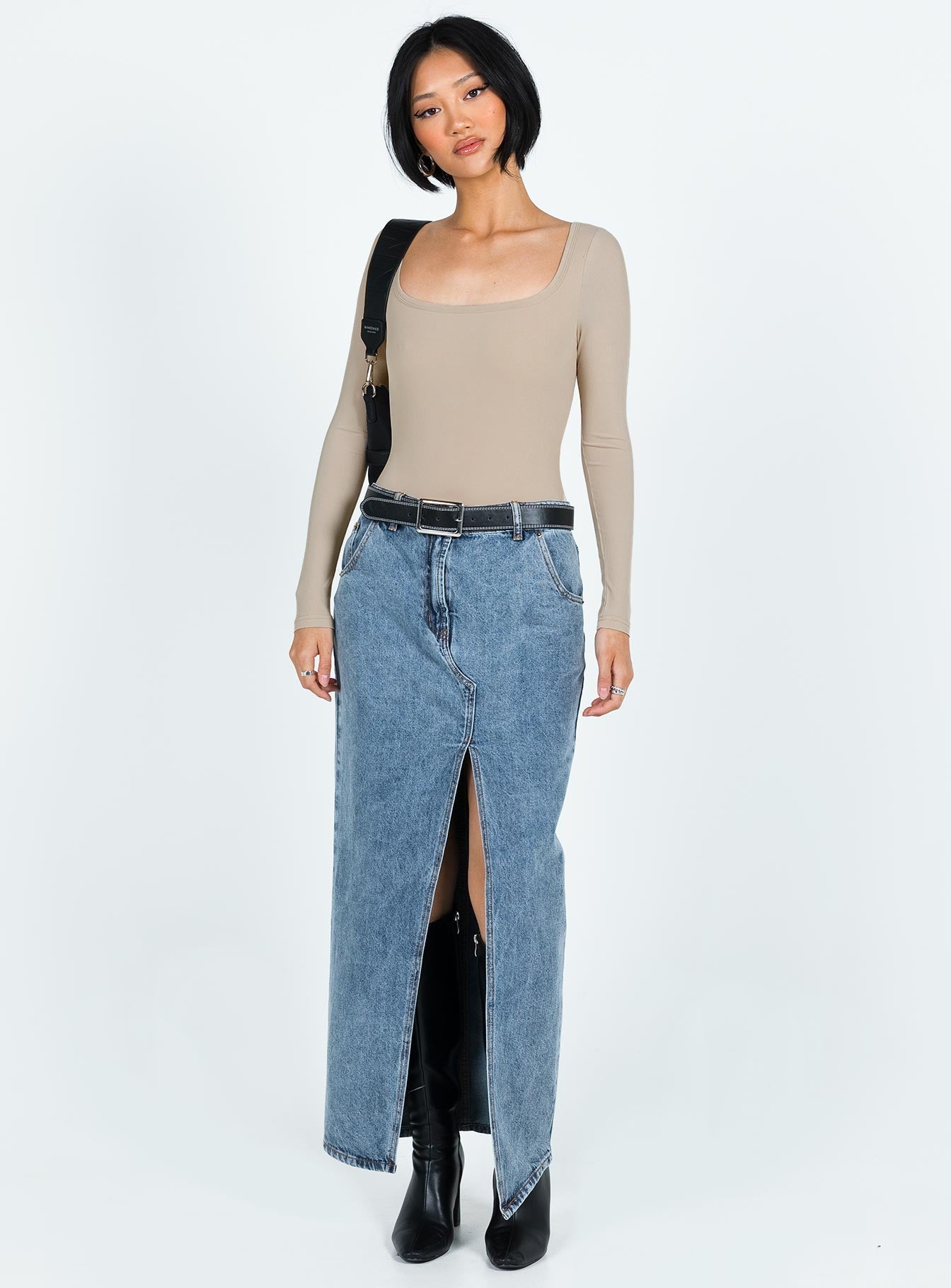 Long sleeve bodysuit, scoop neck High-cut leg, cheeky bottom, press clipping fastening