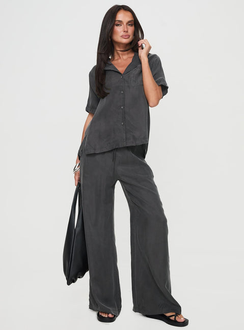 Shirt Oversized fit, button fastening, classic colour, single breast pocket Non-stretch material, unlined 