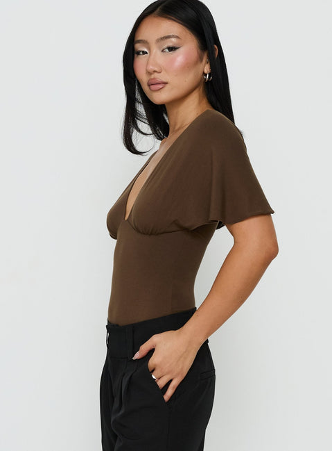 Features the Yevenna Batwing Plunge Bodysuit Chocolate womens-bodysuit with short sleeves side view of model wearing Princess Polly
