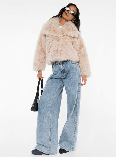 Faux fur cropped jacket Oversized collar, press button fastening, twin hip pockets