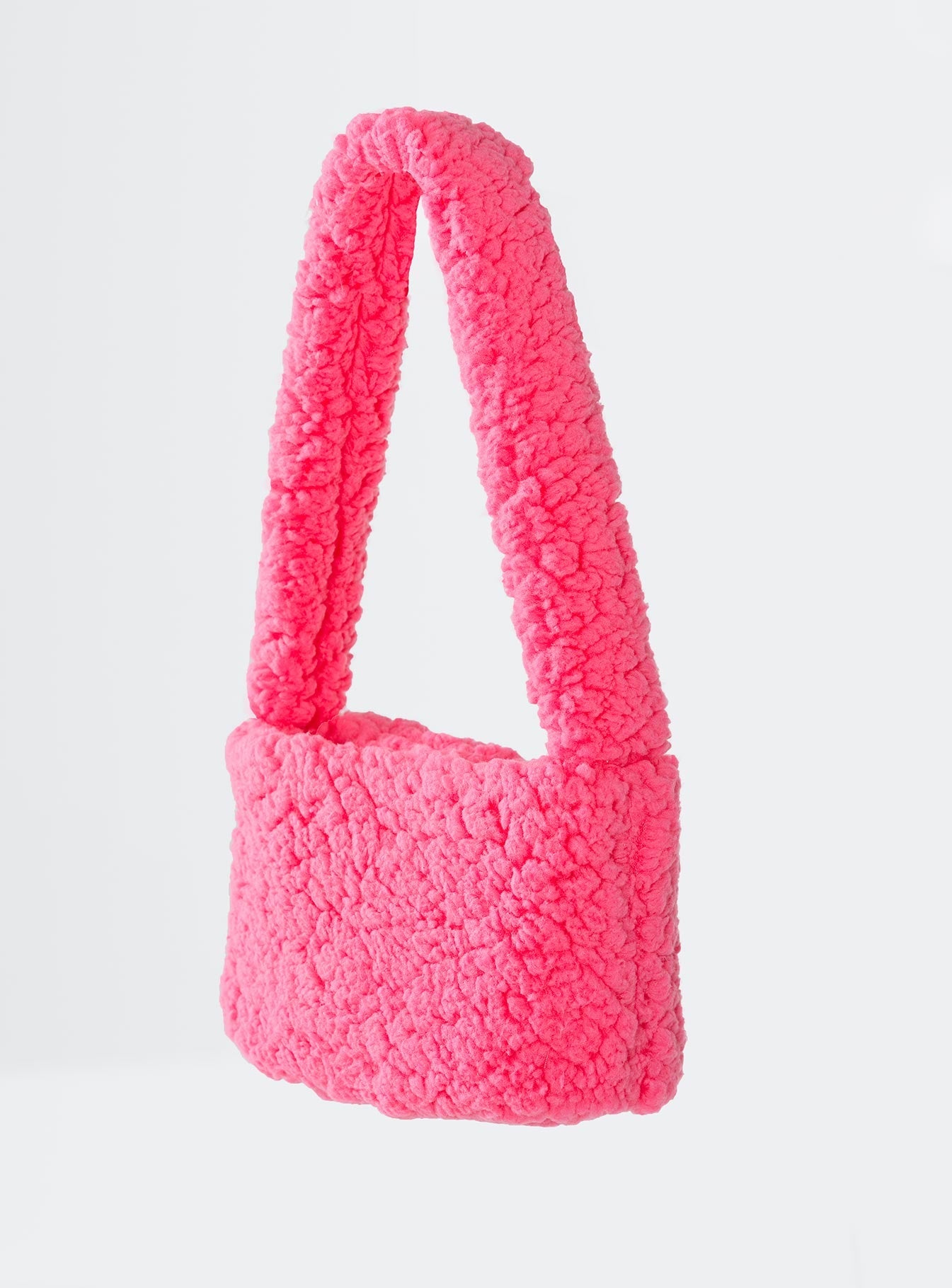 Shoulder bag Faux fur material Fixed strap Magnetic button fastening Internal pockets Flat base