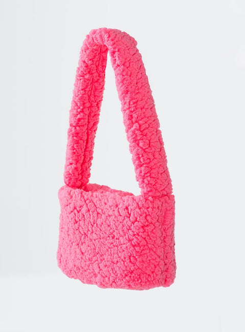 Shoulder bag Faux fur material Fixed strap Magnetic button fastening Internal pockets Flat base