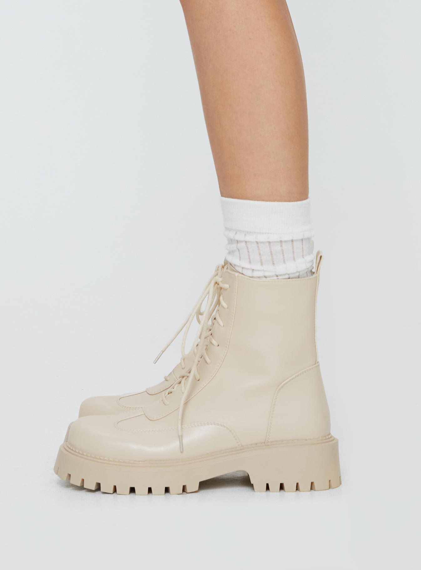 Combat boots Lace up fastening, rounded toe, treaded sole, pull tab at back