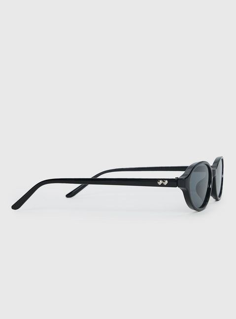 Captivation Oval Sunglasses Black