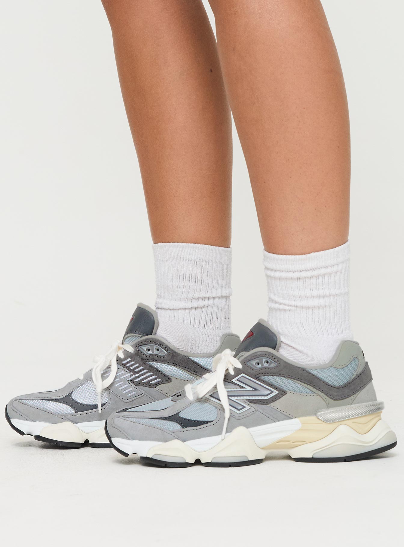 sneakers Chunky design, lace-up fastening, treaded sole, padded footbed