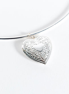 Silver-toned necklace, choker style Locket pendant, lobster clasp fastening