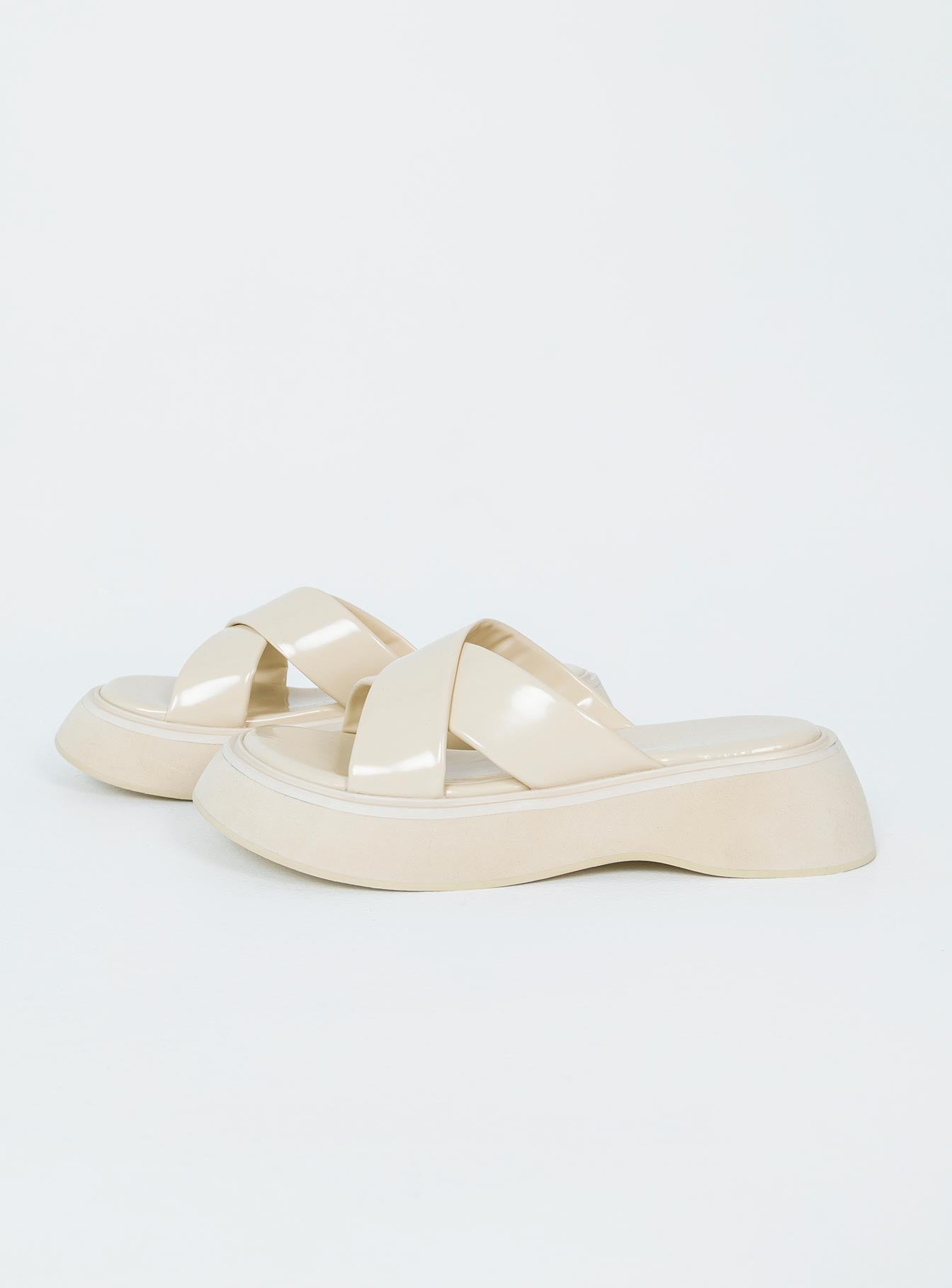 Flats Faux leather material  Cross strap upper  Platform base 