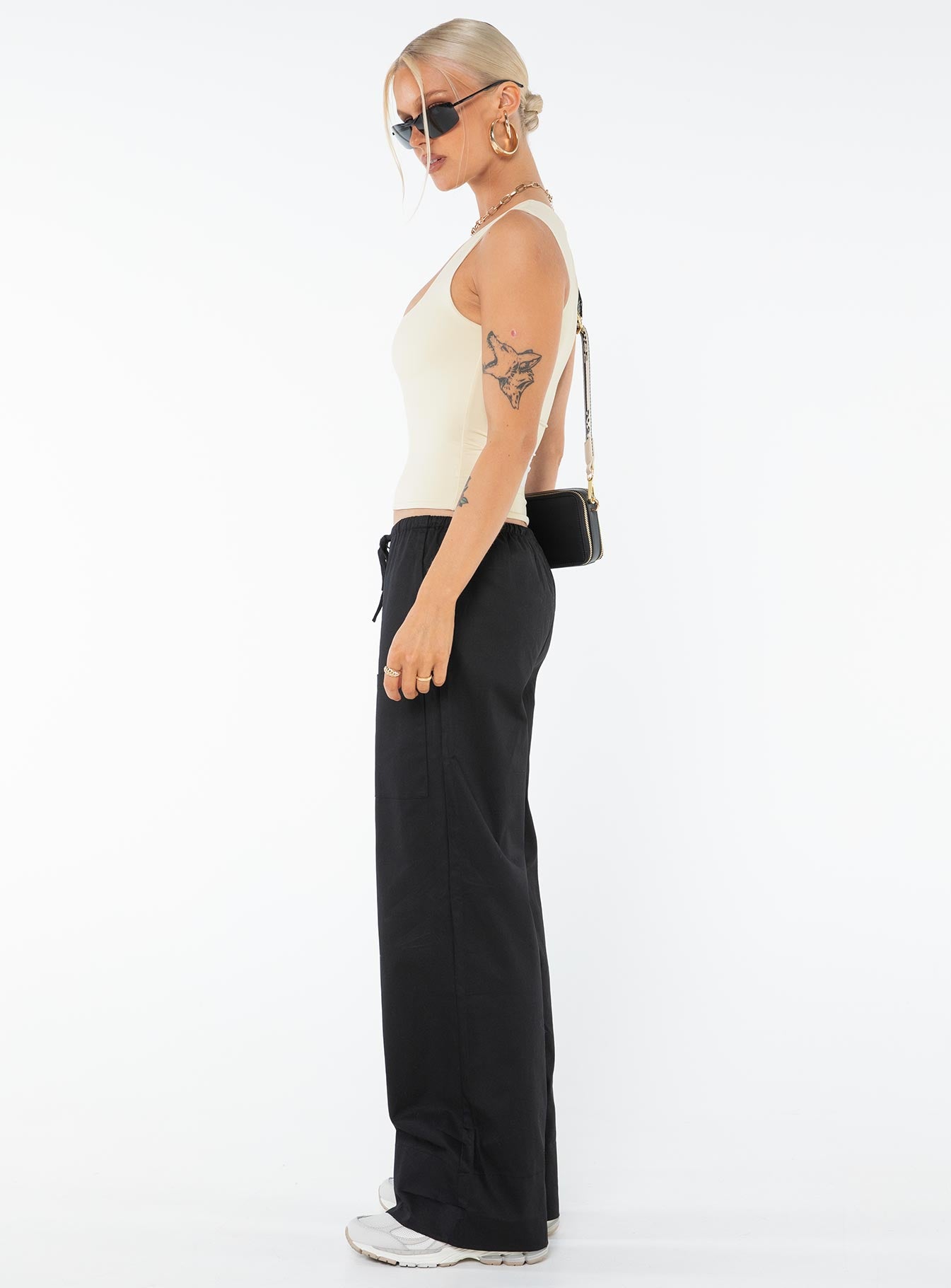 Cargo pants, mid-rise, relaxed fit Drawstring waist, four pocket design, wide leg Non-stretch material, unlined 