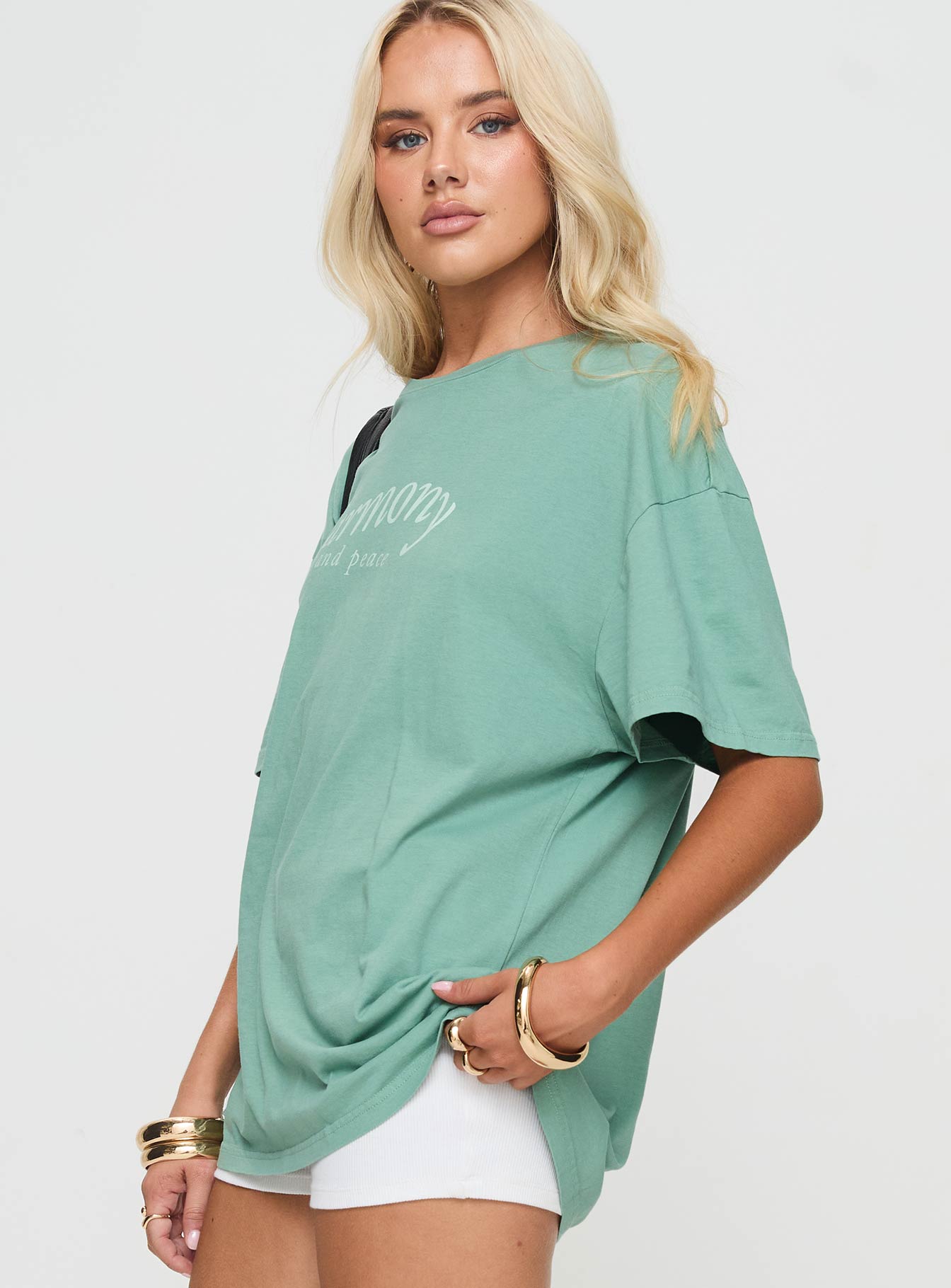 Oversized tee Graphic print, crew neck, drop shoulder Non-stretch material, unlined 