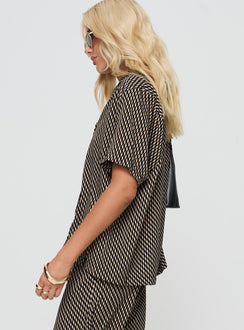 Geo print shirt Relaxed fit, classic shirt collar, button fastening, split hem at sides Non-stretch material, unlined 