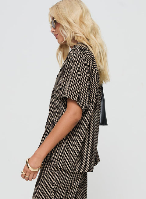 Geo print shirt Relaxed fit, classic shirt collar, button fastening, split hem at sides Non-stretch material, unlined 