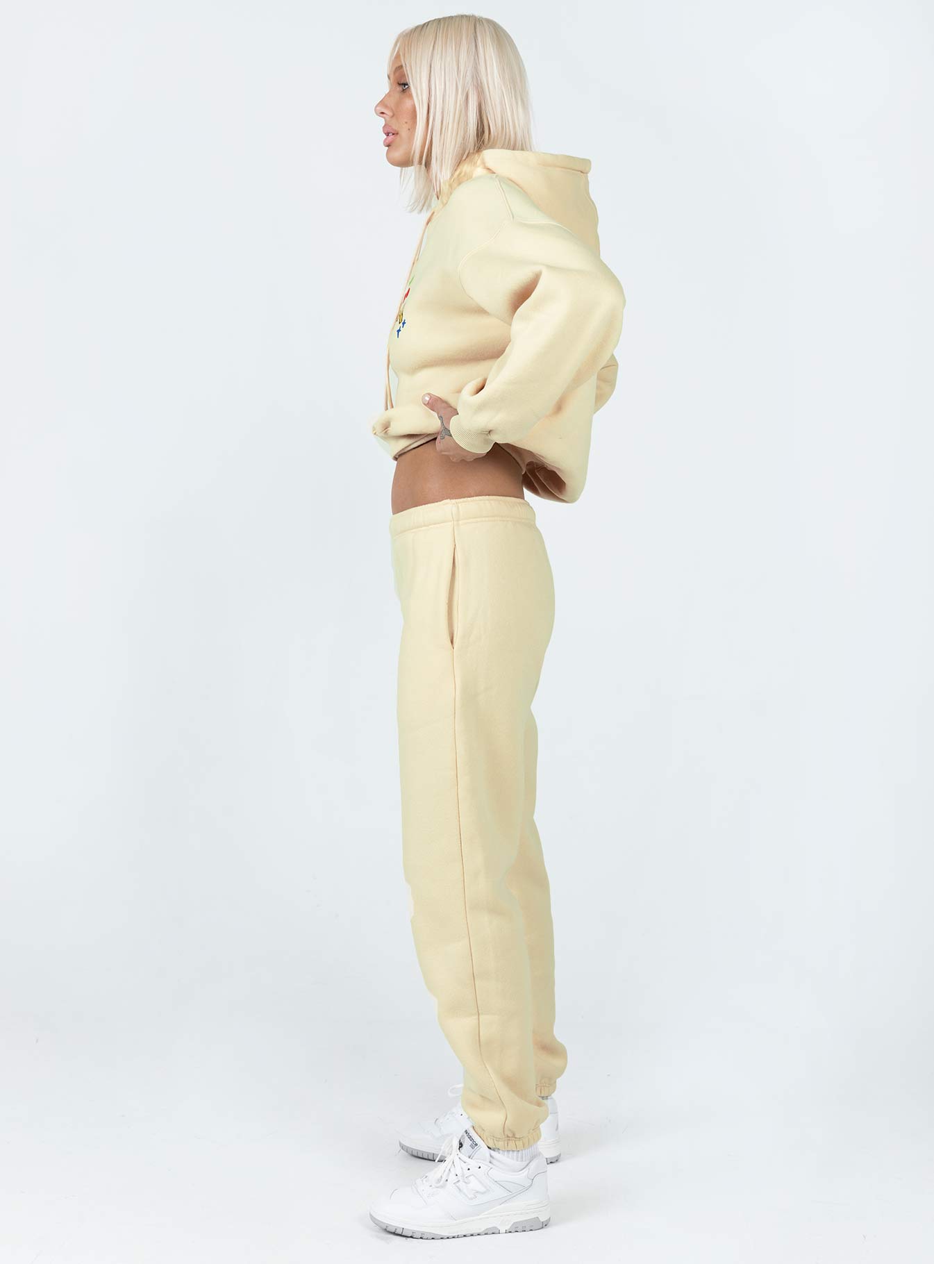 Track pants Elasticated drawstring waist  Twin hip pockets  Elasticated cuffs  Soft lining 