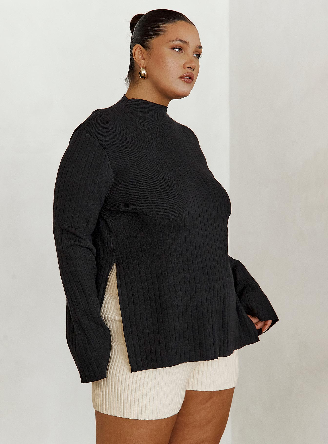 Sweater Relaxed fit, ribbed material, mock neckline, splits at side hem, flared cuff Good stretch, Unlined