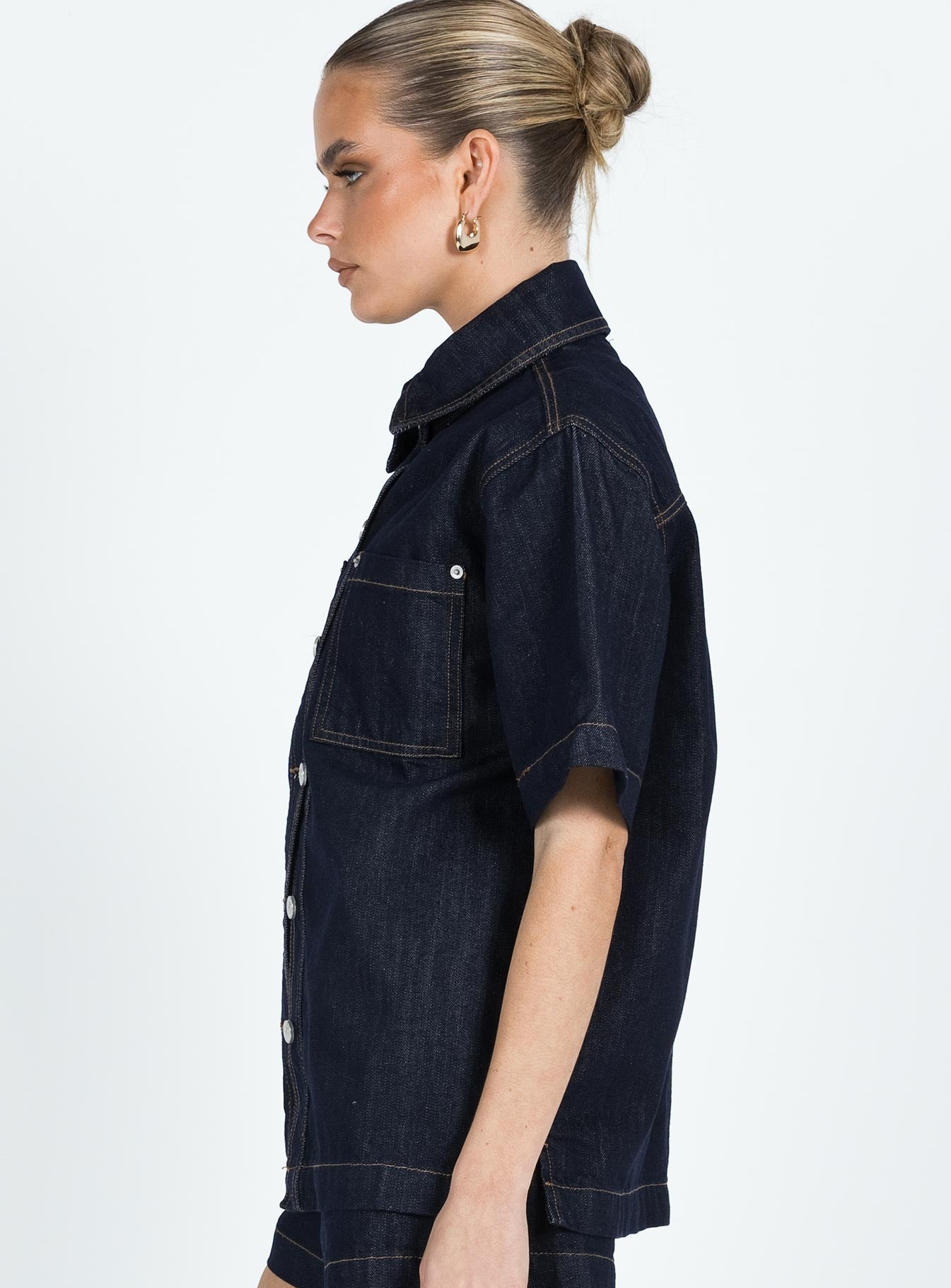 Shacket Dark wash denim Pointed collar Button fastening at front Twin chest pockets