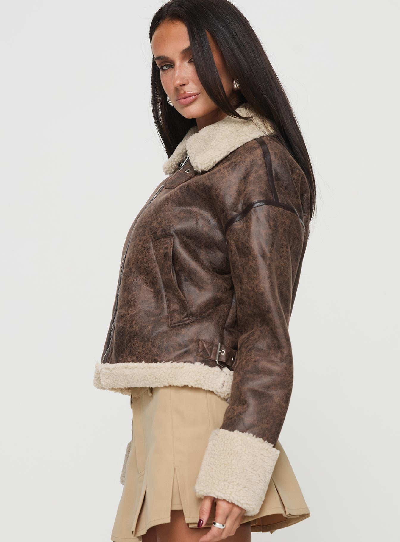 Shearling jacket Oversized fit, classic collar, drop shoulder, exposed zip fastening, twin pockets Non-stretch material, shearling lining